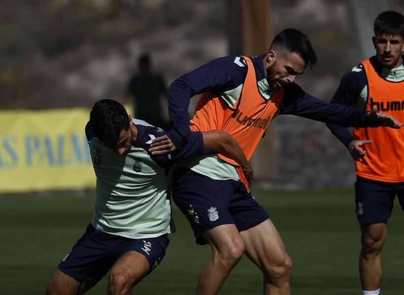 爱游戏在线-包含奥萨苏纳痛失积分，陷入保级泥潭的词条