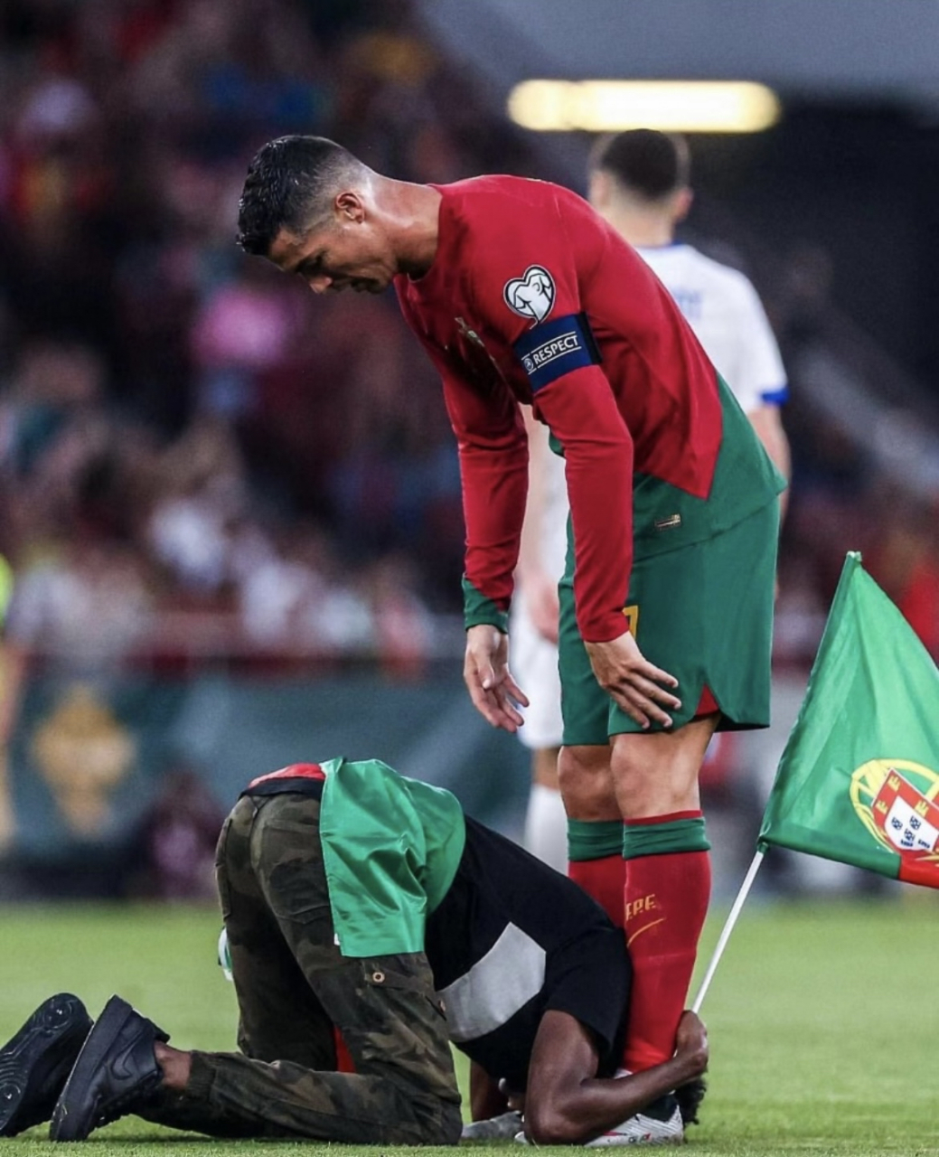 爱游戏体育官网-荷兰球星因伤告别球场，球迷纷纷致谢的简单介绍