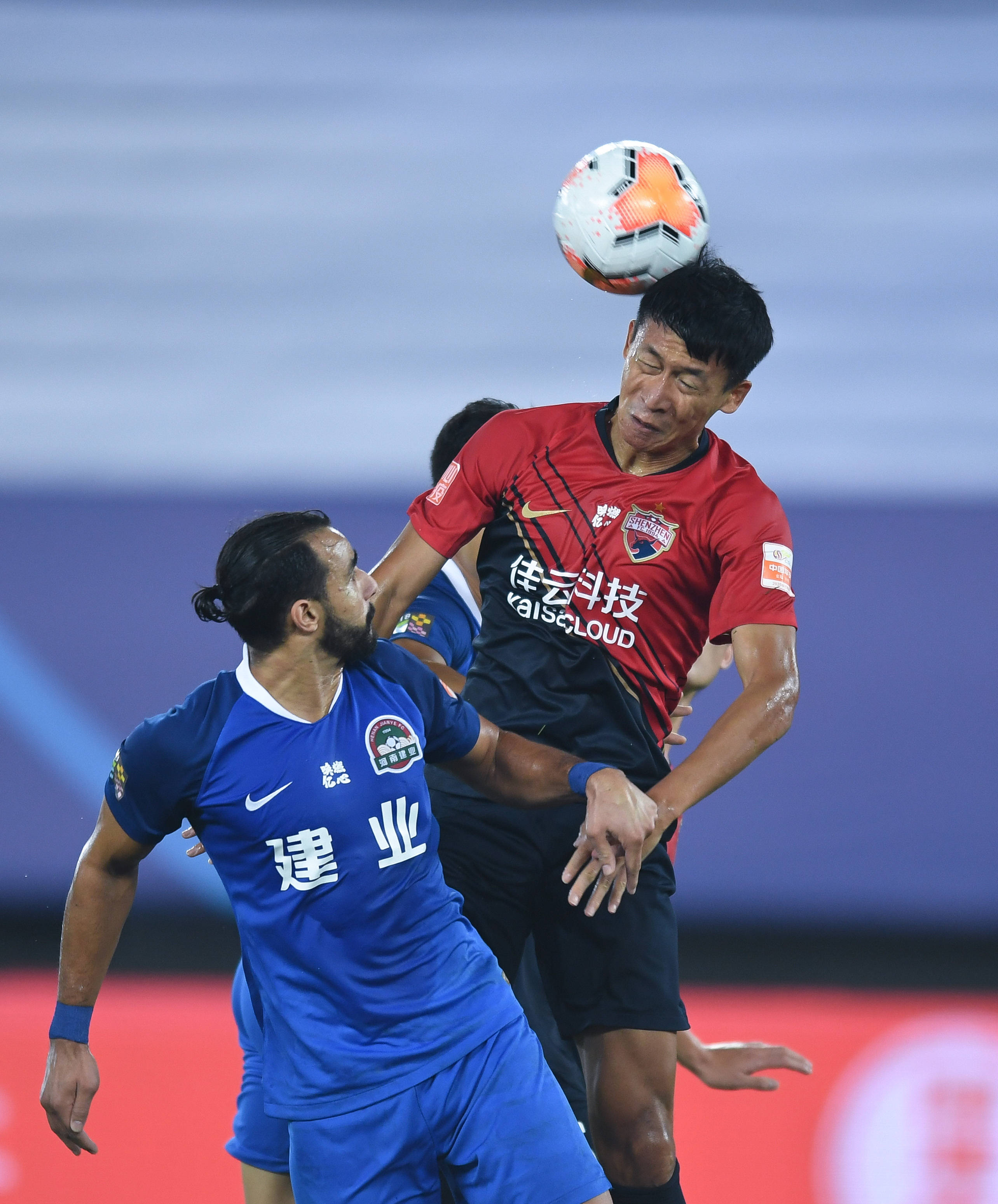 爱游戏app-河南建业队员拼尽全力，最终获胜