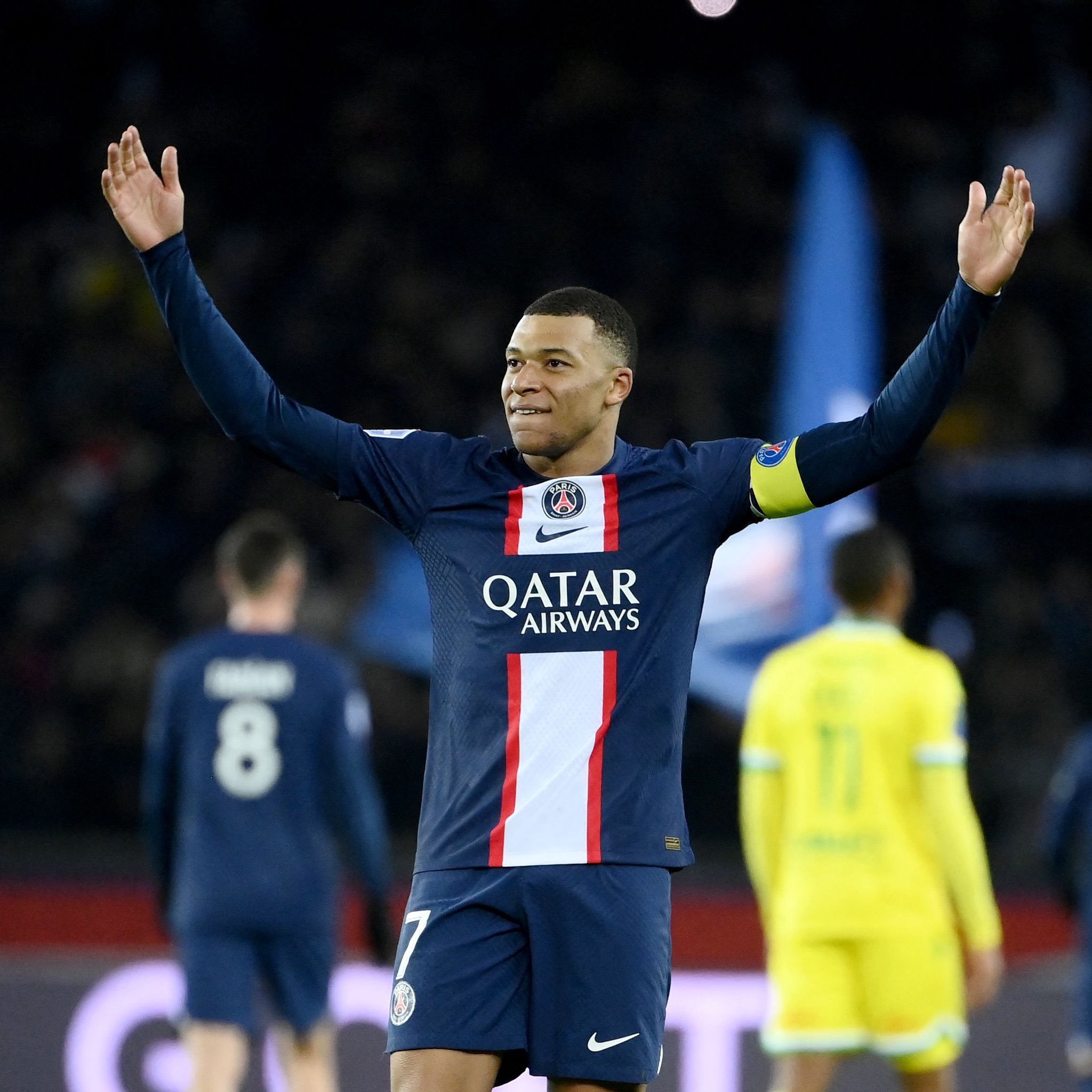 巴黎圣日耳曼客场击败南特，稳居积分榜首位