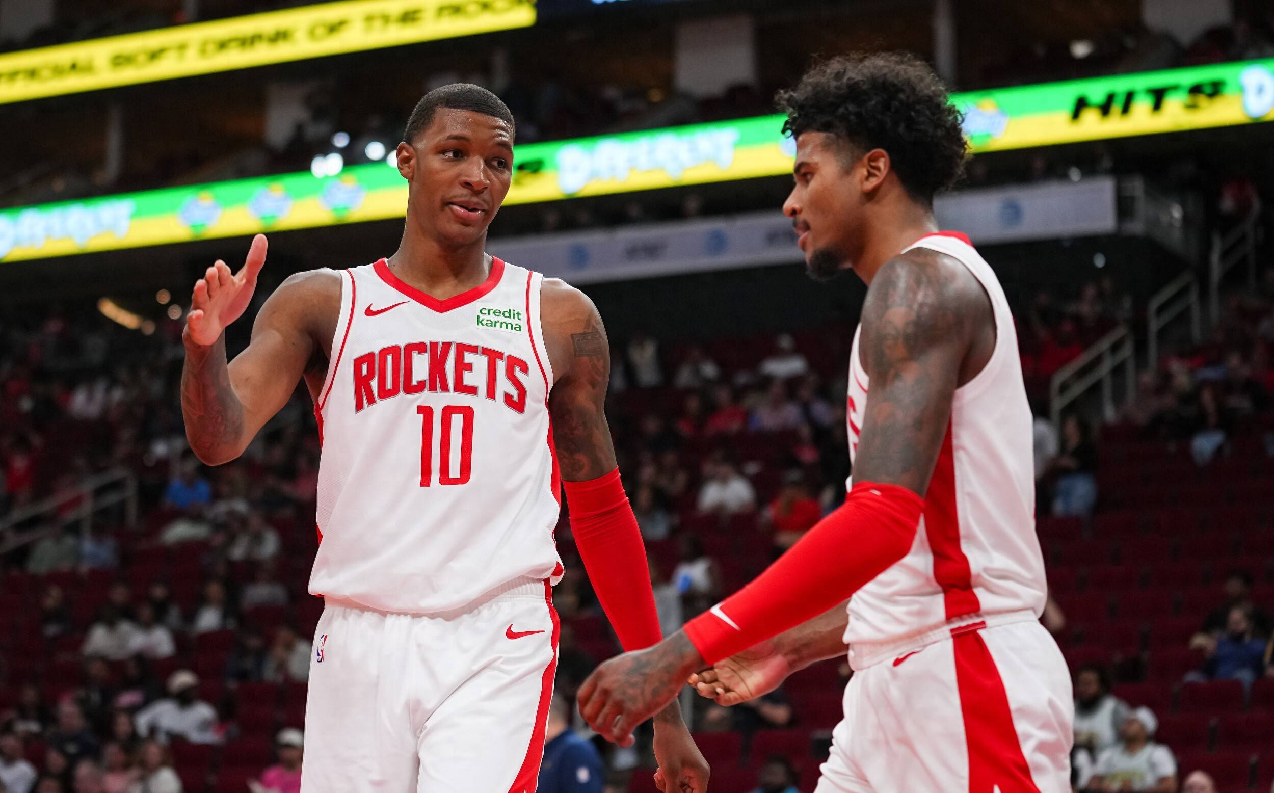 爱游戏登录-篮板球争夺激烈，鹈鹕队险胜对手的简单介绍