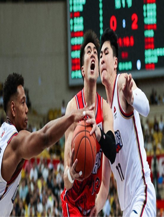 篮球比赛中一名球员遭遇伤病,影响球队发挥 篮球比赛中一名球员遭遇伤病,影响球队发挥