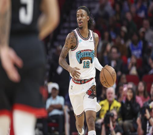 爱游戏中国官网-灰熊完胜马刺，莫兰特维纳斯助攻微笑