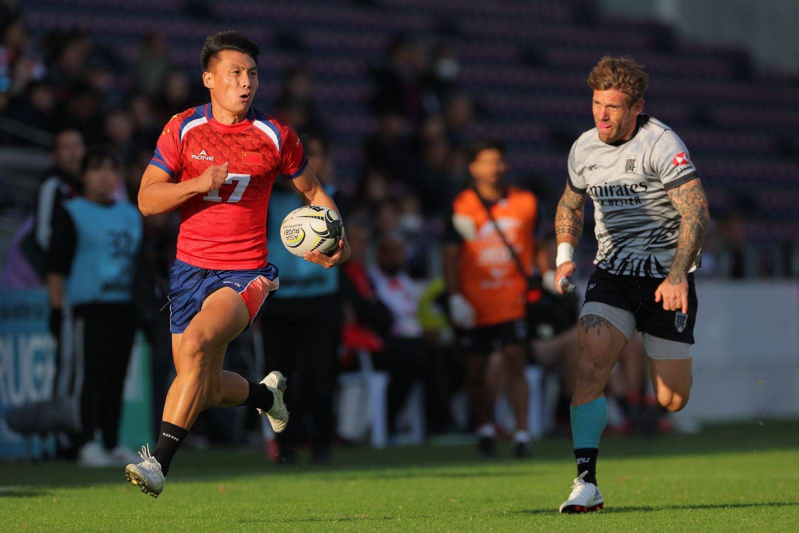 赛事场面激烈角逐,球员精彩表现 赛事场面激烈角逐,球员精彩表现