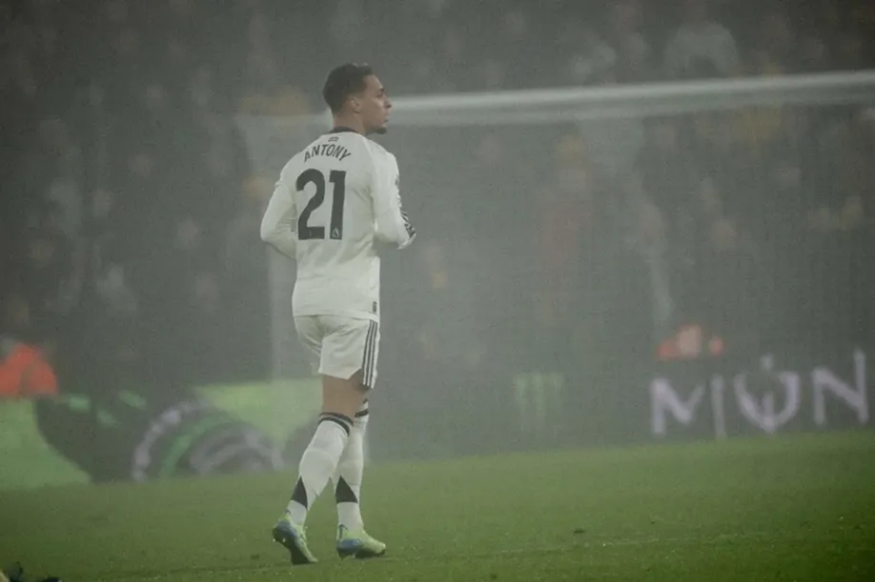 曼联客场惨败,冲击英超冠军希望受挫 曼联客场惨败,冲击英超冠军希望受挫