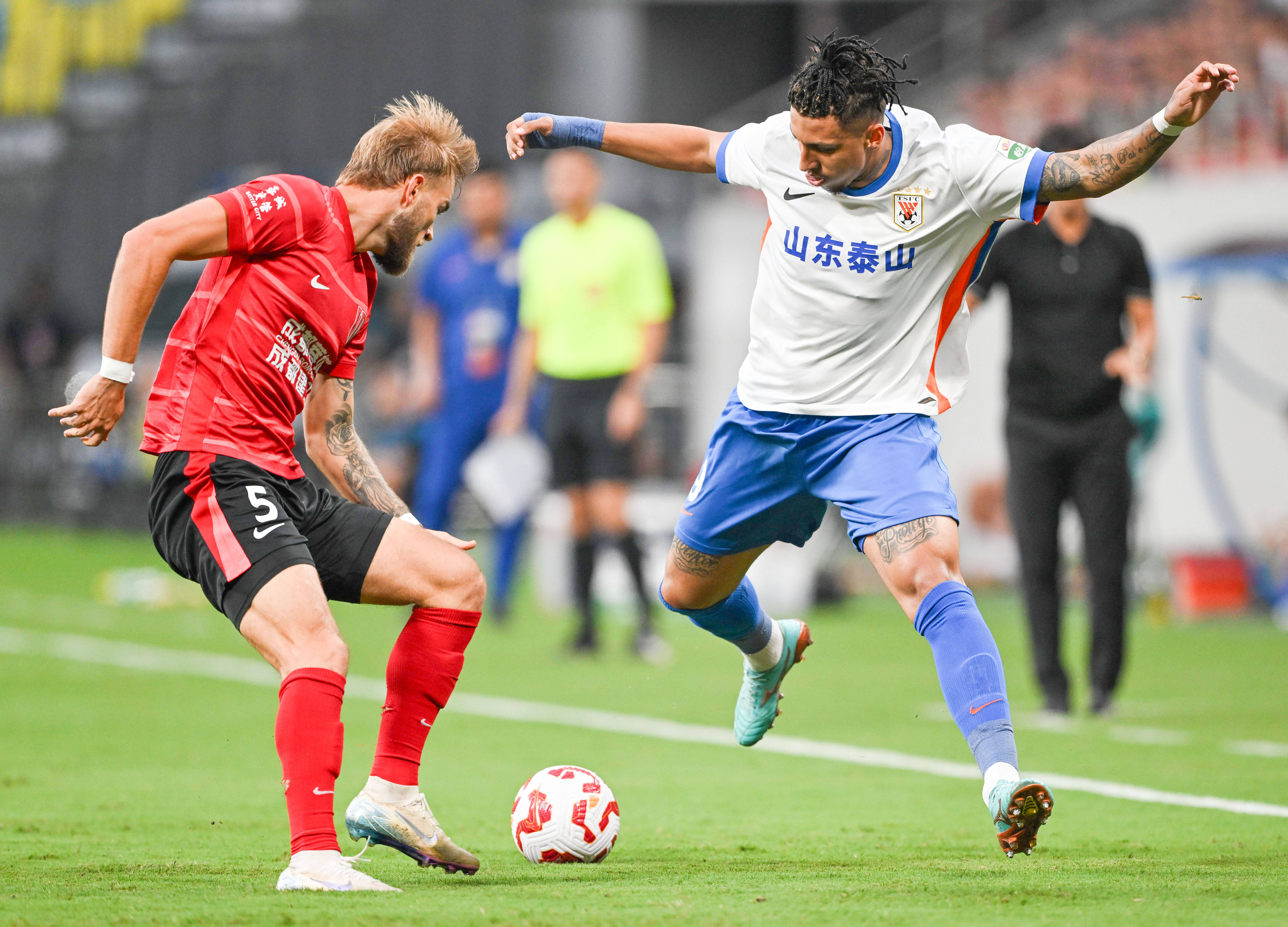 爱游戏中国官网-足球冠军之路：中超球队欲登颠峰