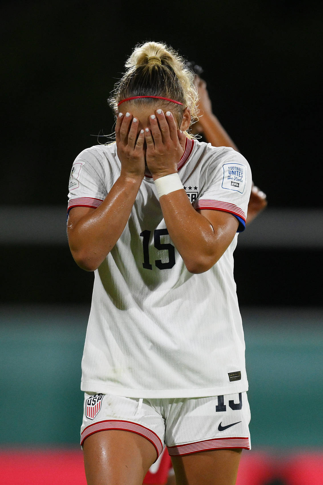 美国足球队选手受伤退出比赛 美国足球队选手受伤退出比赛