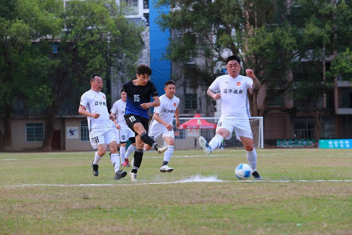 包含超越顶级标准，足球比赛展现独特风采的词条