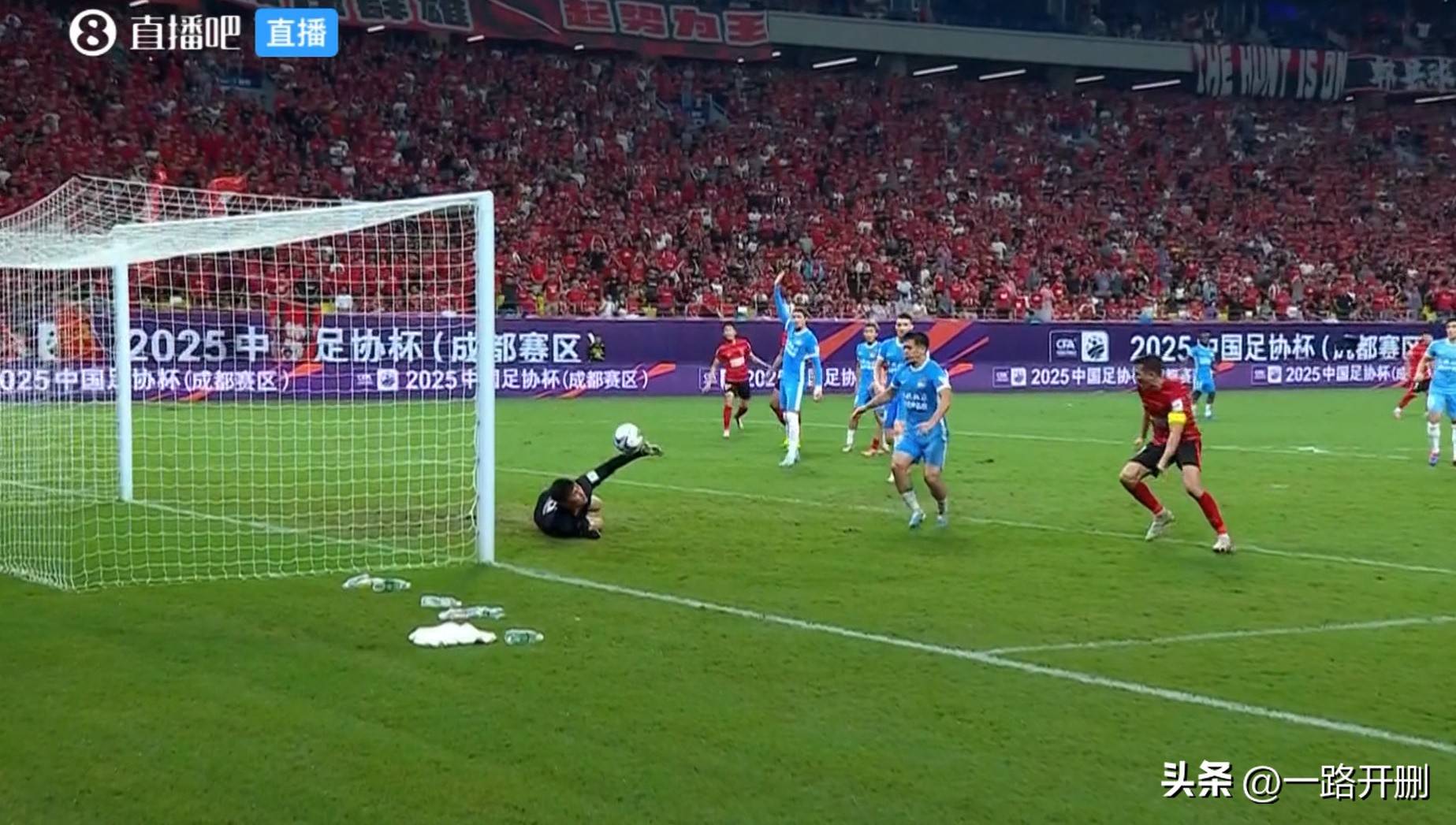 爱游戏官网入口-足球赛场惊现绝杀一幕，助力球队逆袭成功
