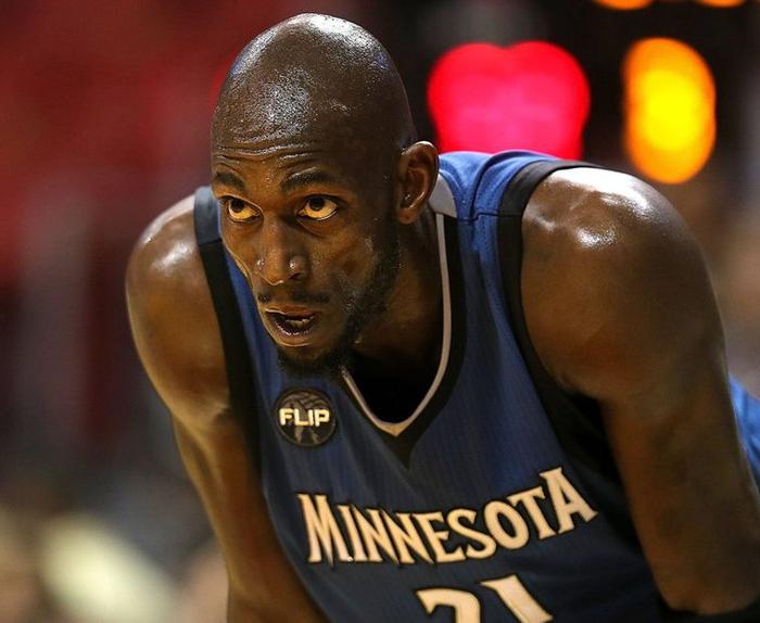 猛龙禁区防守强硬,对手难以突破 猛龙禁区防守强硬,对手难以突破