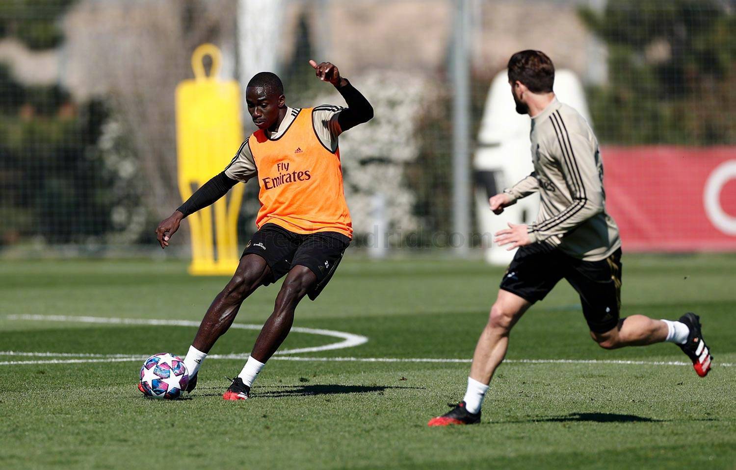 爱游戏网页版登录入口-不来梅主教练监督球员训练为备战作准备的简单介绍