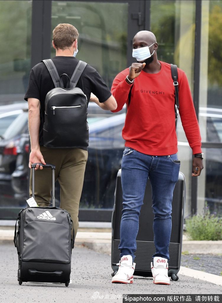 不来梅主教练监督球员训练为备战作准备的简单介绍 不来梅主教练监督球员训练为备战作准备的简单介绍