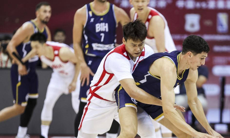 爱游戏官网-包含比赛中出现激烈抢断，双方势均力敌的词条