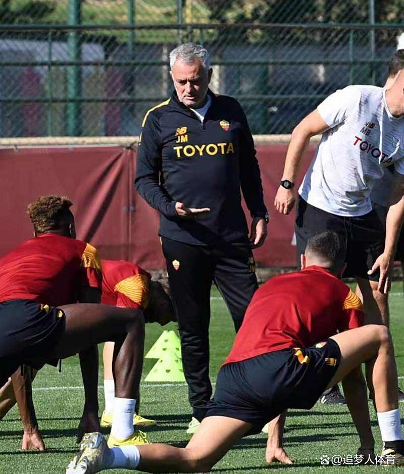 爱游戏官网-罗马球员集体训练，备战下一轮比赛