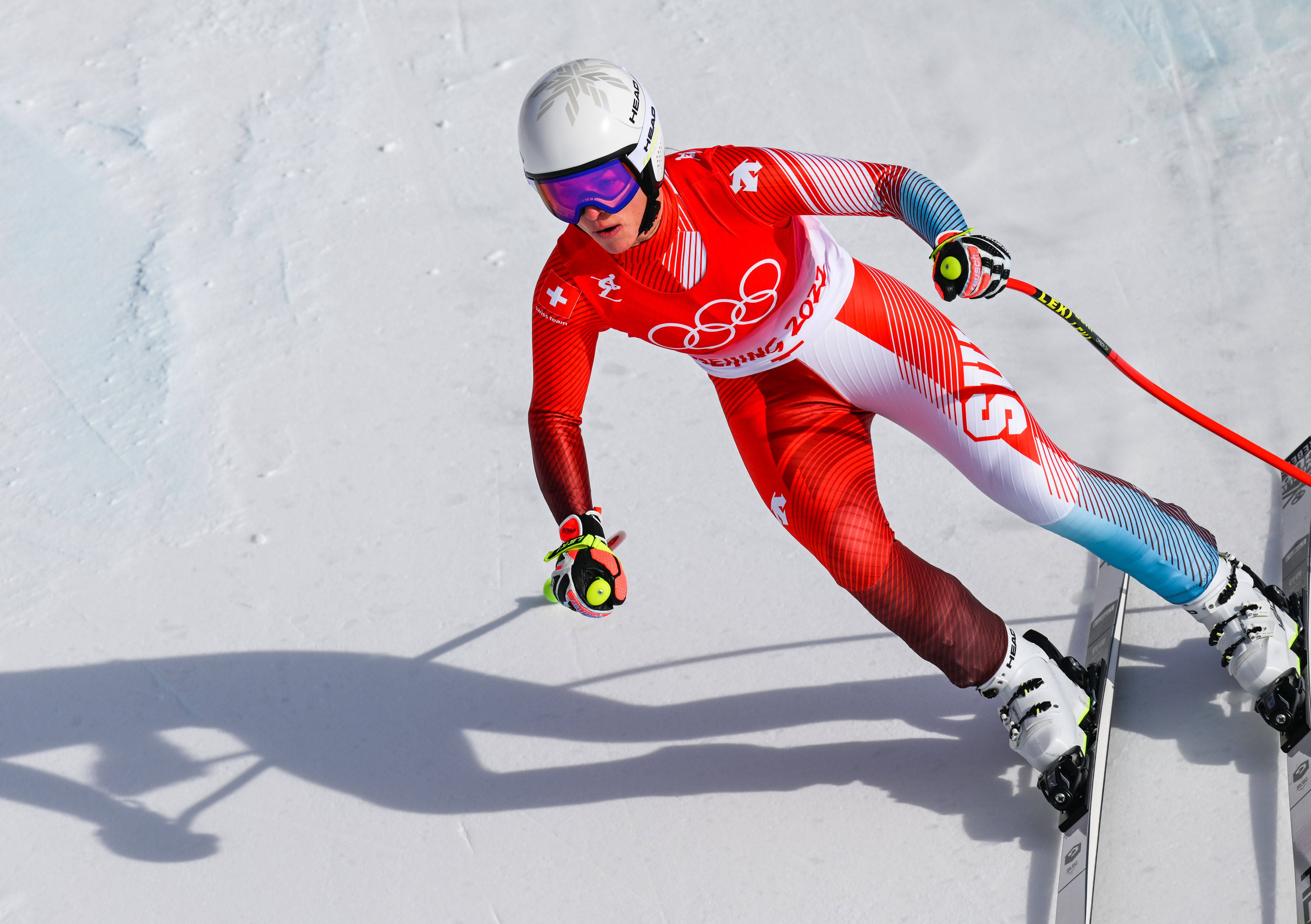 滑雪比赛场上的优雅舞者，冲向冠军