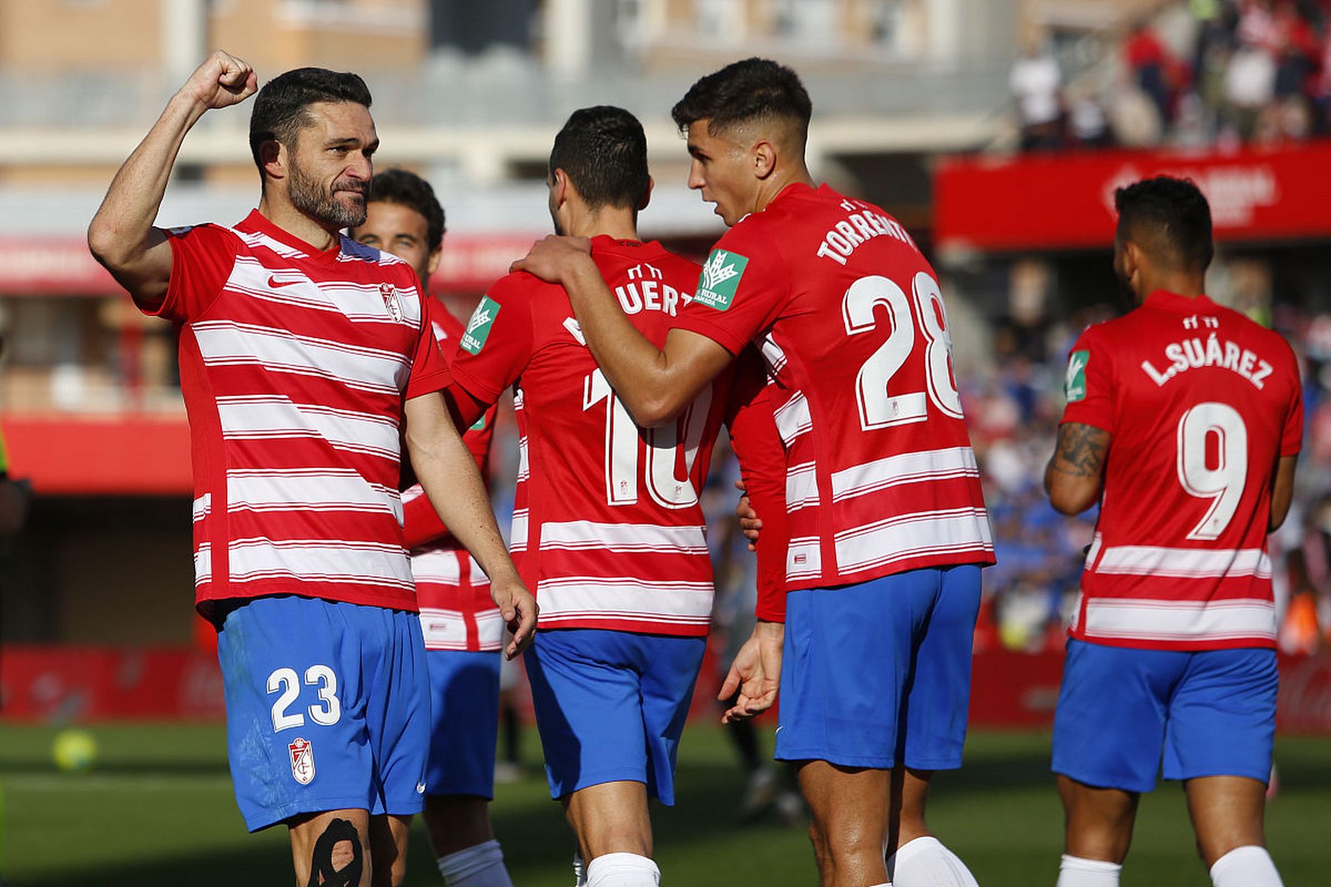 包含比利亚雷亚尔客场战平，保持在前八名的词条