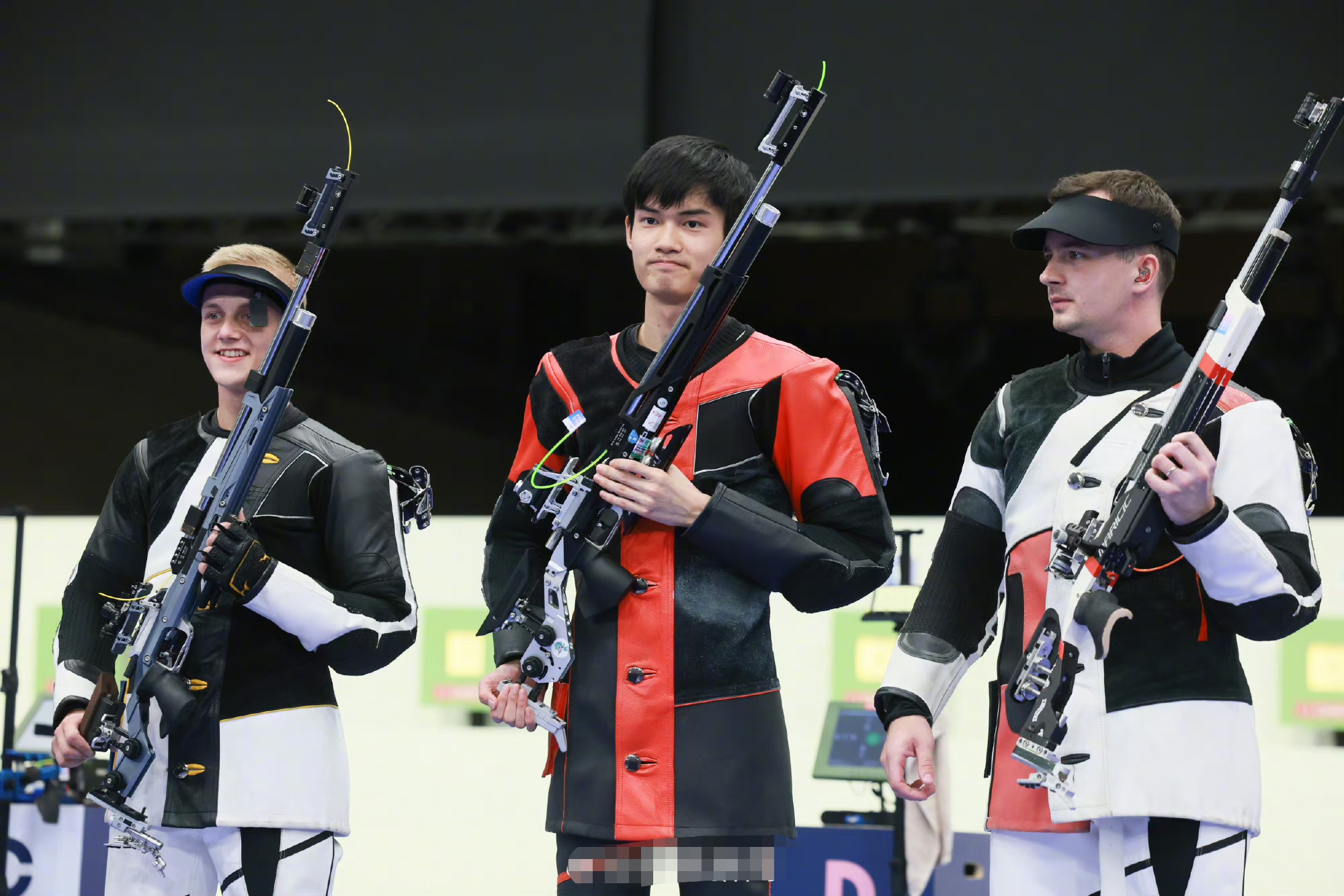 超卓表现助球队取胜，运动员们荣耀登顶的简单介绍