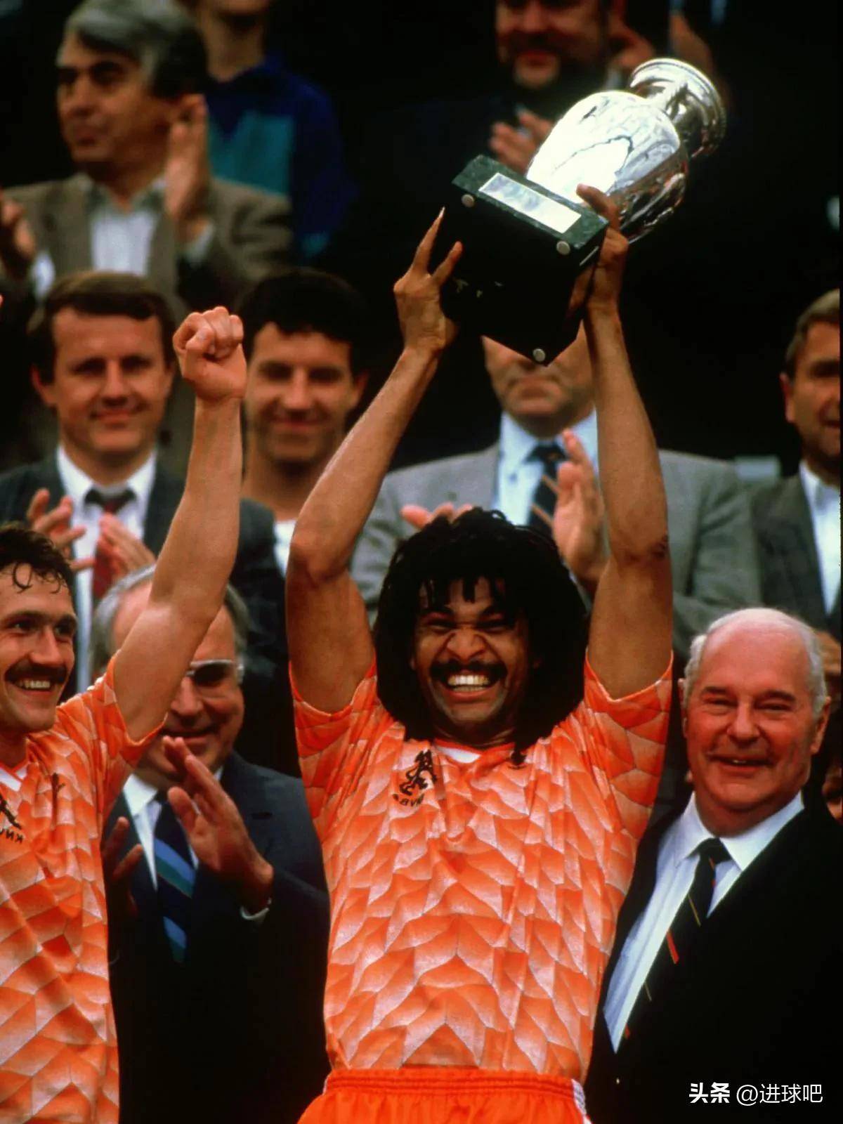 一支荷兰球队售出巨星，引发球迷热议的简单介绍